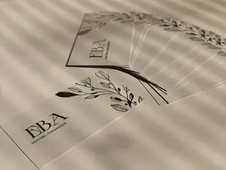 напечатанная белая визитка с частичным фольгированием, которая переливается на солнце.