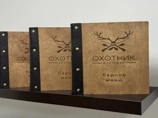 Лазерная гравировка логотипа на деревянной обложке меню для ресторана в Чите